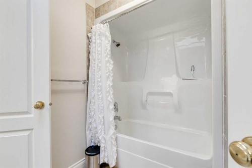 123 Springmere Place, Chestermere, AB - Indoor Photo Showing Bathroom