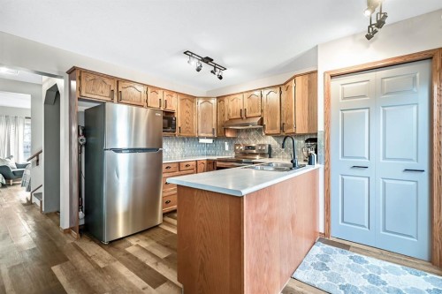 18 Green Meadow Crescent, Strathmore, AB - Indoor Photo Showing Kitchen With Double Sink