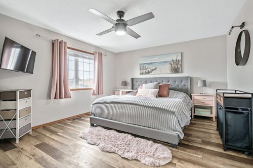 18 Green Meadow Crescent, Strathmore, AB - Indoor Photo Showing Bedroom