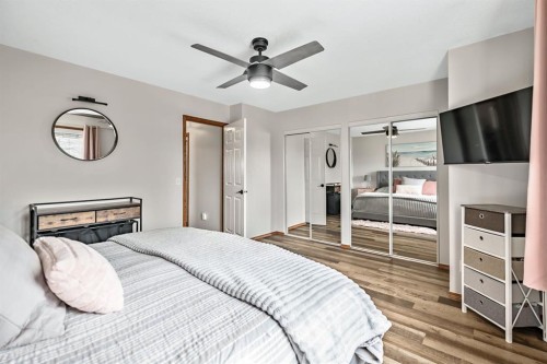 18 Green Meadow Crescent, Strathmore, AB - Indoor Photo Showing Bedroom