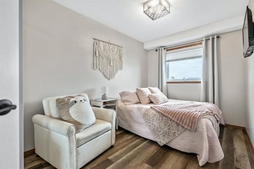 18 Green Meadow Crescent, Strathmore, AB - Indoor Photo Showing Bedroom