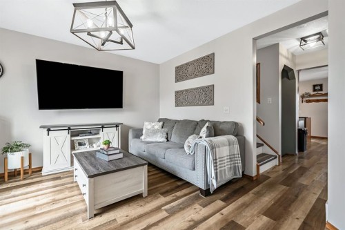 18 Green Meadow Crescent, Strathmore, AB - Indoor Photo Showing Living Room