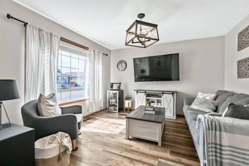 18 Green Meadow Crescent, Strathmore, AB - Indoor Photo Showing Living Room