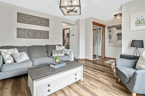 18 Green Meadow Crescent, Strathmore, AB - Indoor Photo Showing Living Room
