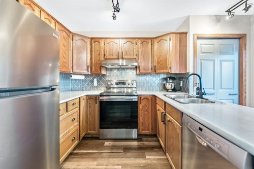 18 Green Meadow Crescent, Strathmore, AB - Indoor Photo Showing Kitchen With Double Sink With Upgraded Kitchen
