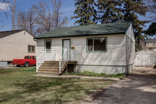 3432 3 Avenue Nw, Calgary, AB - Indoor Photo Showing Other Room