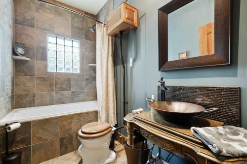 2908 7 Avenue Nw, Calgary, AB - Indoor Photo Showing Bathroom