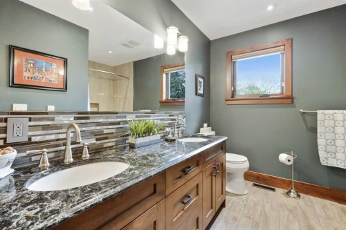 2908 7 Avenue Nw, Calgary, AB - Indoor Photo Showing Bathroom