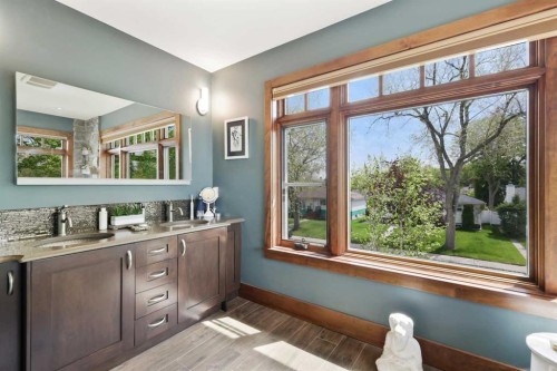2908 7 Avenue Nw, Calgary, AB - Indoor Photo Showing Bathroom