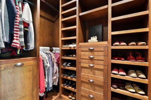 2908 7 Avenue Nw, Calgary, AB - Indoor With Storage