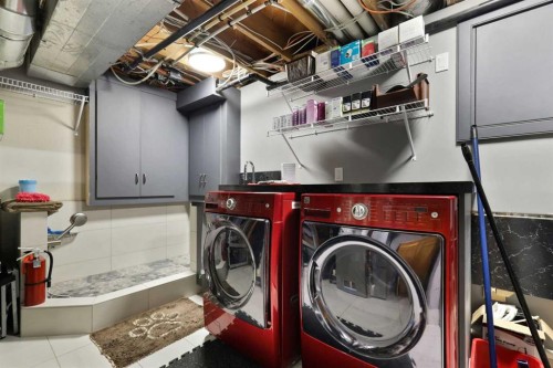 2908 7 Avenue Nw, Calgary, AB - Indoor Photo Showing Laundry Room