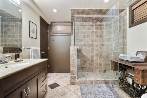 2908 7 Avenue Nw, Calgary, AB - Indoor Photo Showing Bathroom