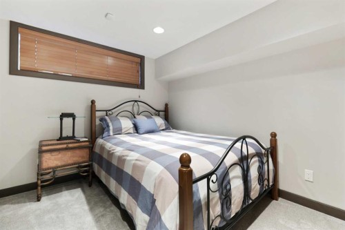 2908 7 Avenue Nw, Calgary, AB - Indoor Photo Showing Bedroom