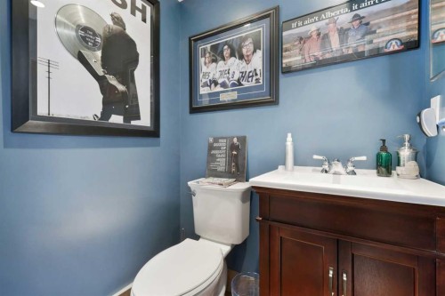 2908 7 Avenue Nw, Calgary, AB - Indoor Photo Showing Bathroom