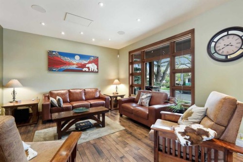 2908 7 Avenue Nw, Calgary, AB - Indoor Photo Showing Living Room