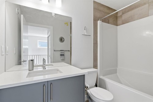 25 Legacy Glen Link Se, Calgary, AB - Indoor Photo Showing Bathroom