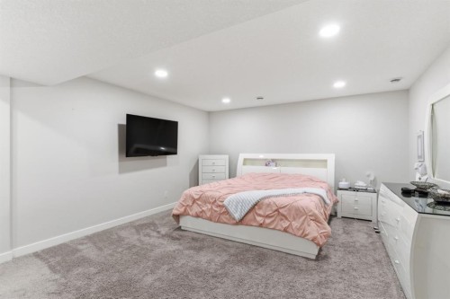 25 Legacy Glen Link Se, Calgary, AB - Indoor Photo Showing Bedroom