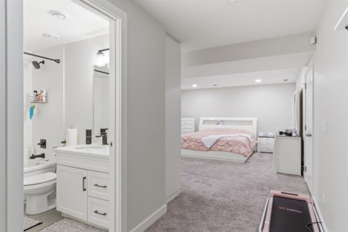 25 Legacy Glen Link Se, Calgary, AB - Indoor Photo Showing Bathroom