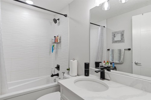 25 Legacy Glen Link Se, Calgary, AB - Indoor Photo Showing Bathroom