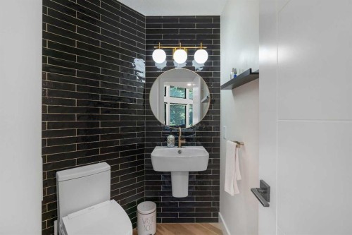 931 Shawnee Drive Sw, Calgary, AB - Indoor Photo Showing Bathroom