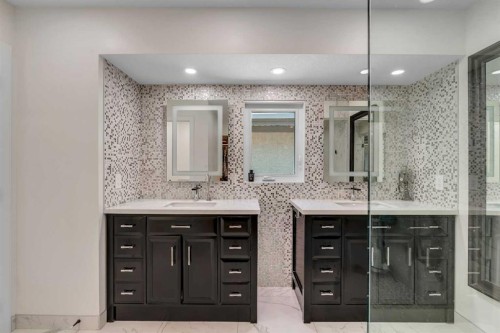 931 Shawnee Drive Sw, Calgary, AB - Indoor Photo Showing Bathroom