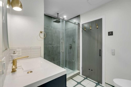 931 Shawnee Drive Sw, Calgary, AB - Indoor Photo Showing Bathroom