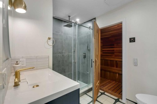 931 Shawnee Drive Sw, Calgary, AB - Indoor Photo Showing Bathroom