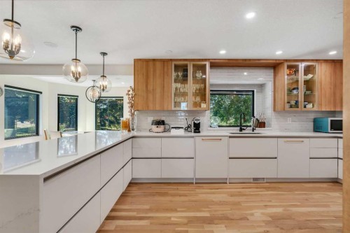 931 Shawnee Drive Sw, Calgary, AB - Indoor Photo Showing Kitchen