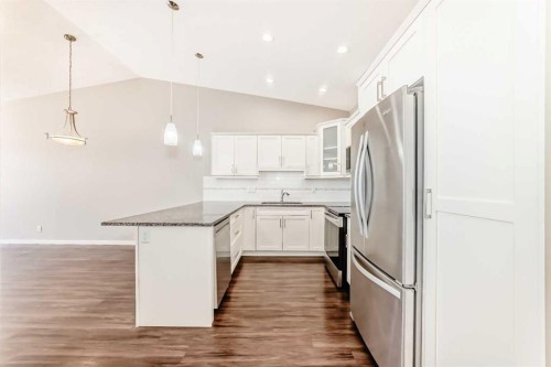 10 Sunvale Place Ne, High River, AB - Indoor Photo Showing Kitchen With Upgraded Kitchen