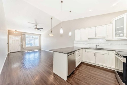 10 Sunvale Place Ne, High River, AB - Indoor Photo Showing Kitchen With Upgraded Kitchen
