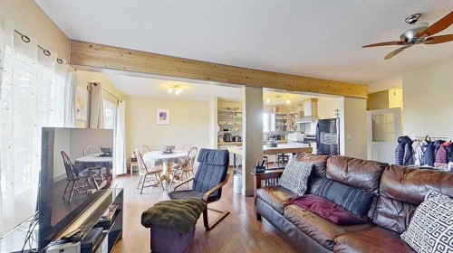 11723 Canfield Road Sw, Calgary, AB - Indoor Photo Showing Living Room