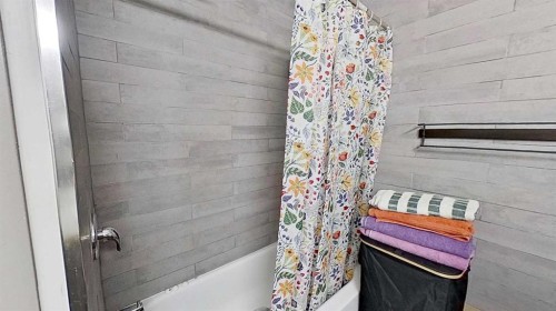 11723 Canfield Road Sw, Calgary, AB - Indoor Photo Showing Bathroom