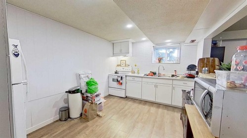 11723 Canfield Road Sw, Calgary, AB - Indoor Photo Showing Kitchen