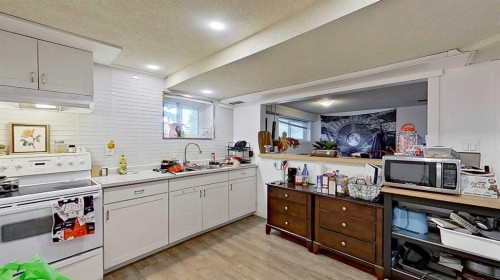 11723 Canfield Road Sw, Calgary, AB - Indoor Photo Showing Kitchen