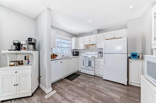 126 Citadel Point Nw, Calgary, AB - Indoor Photo Showing Kitchen