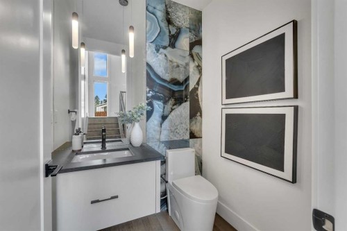 3919 23 Avenue Sw, Calgary, AB - Indoor Photo Showing Bathroom