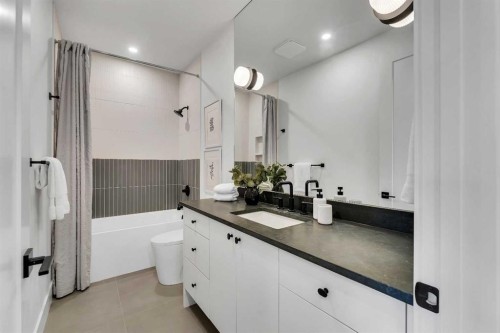 3919 23 Avenue Sw, Calgary, AB - Indoor Photo Showing Bathroom