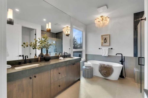 3919 23 Avenue Sw, Calgary, AB - Indoor Photo Showing Bathroom
