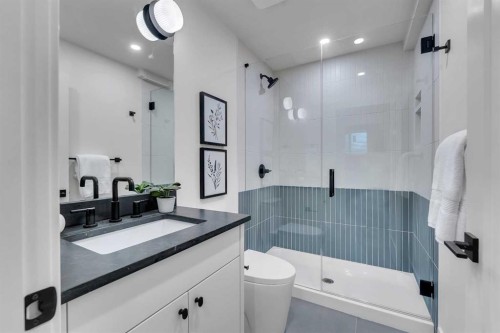 3919 23 Avenue Sw, Calgary, AB - Indoor Photo Showing Bathroom