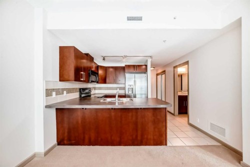 502-210 15 Avenue Se, Calgary, AB - Indoor Photo Showing Kitchen