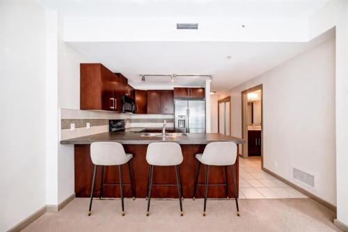 502-210 15 Avenue Se, Calgary, AB - Indoor Photo Showing Kitchen