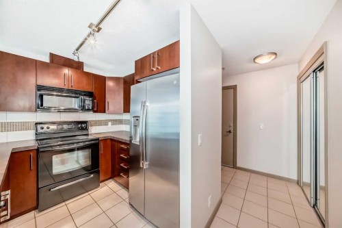 502-210 15 Avenue Se, Calgary, AB - Indoor Photo Showing Kitchen