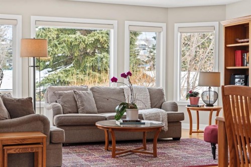 1334 Hamilton Street Nw, Calgary, AB - Indoor Photo Showing Living Room