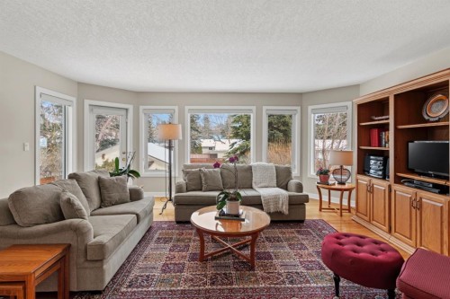 1334 Hamilton Street Nw, Calgary, AB - Indoor Photo Showing Living Room