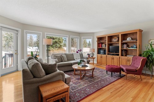 1334 Hamilton Street Nw, Calgary, AB - Indoor Photo Showing Living Room