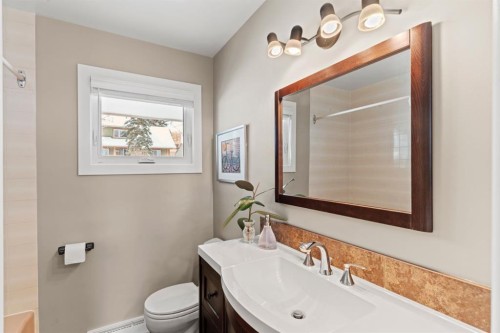 1334 Hamilton Street Nw, Calgary, AB - Indoor Photo Showing Bathroom