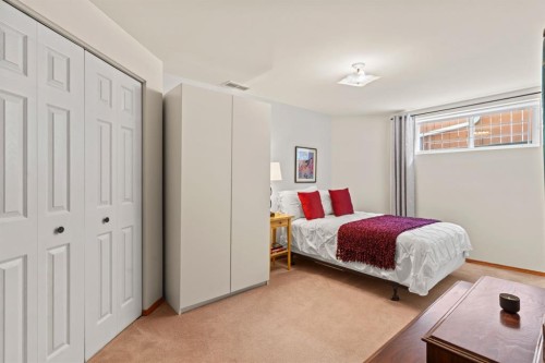 1334 Hamilton Street Nw, Calgary, AB - Indoor Photo Showing Bedroom