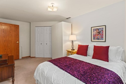 1334 Hamilton Street Nw, Calgary, AB - Indoor Photo Showing Bedroom