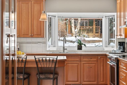 1334 Hamilton Street Nw, Calgary, AB - Indoor Photo Showing Kitchen