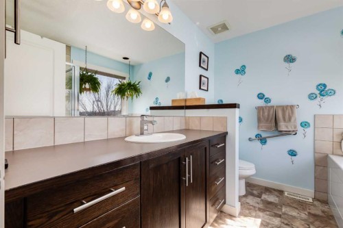2 Elgin Meadows Green Se, Calgary, AB - Indoor Photo Showing Bathroom